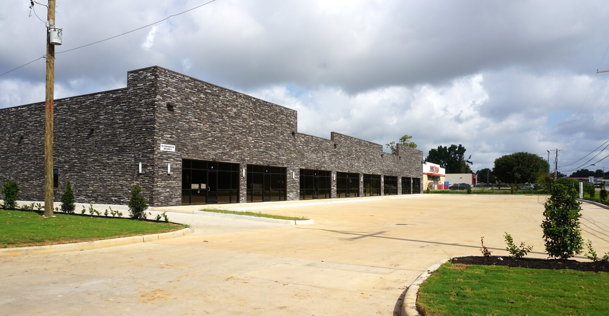120 Corporate Dr, Willis, TX for lease Building Photo- Image 1 of 2