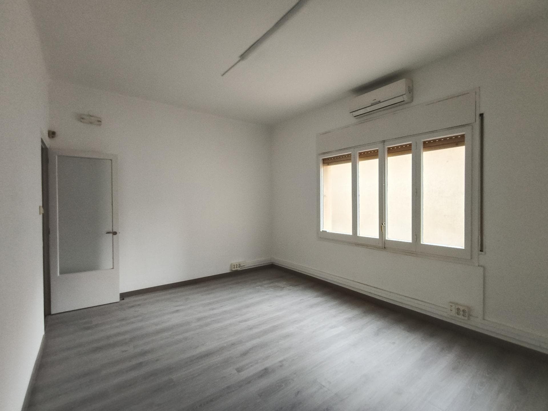 Office in Barcelona, Barcelona for lease Interior Photo- Image 1 of 18