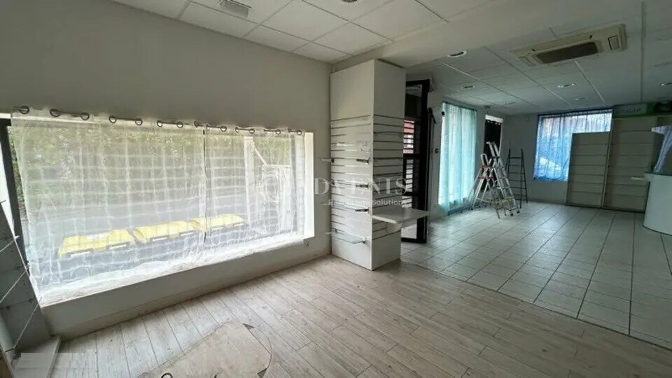 Retail in Bourges for lease - Interior Photo - Image 3 of 3