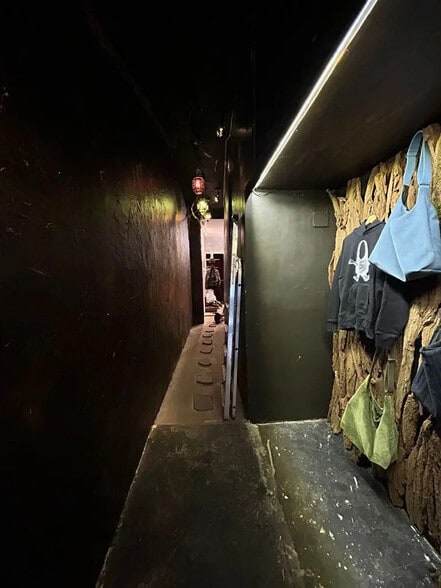 Retail in Paris for lease - Interior Photo - Image 3 of 4