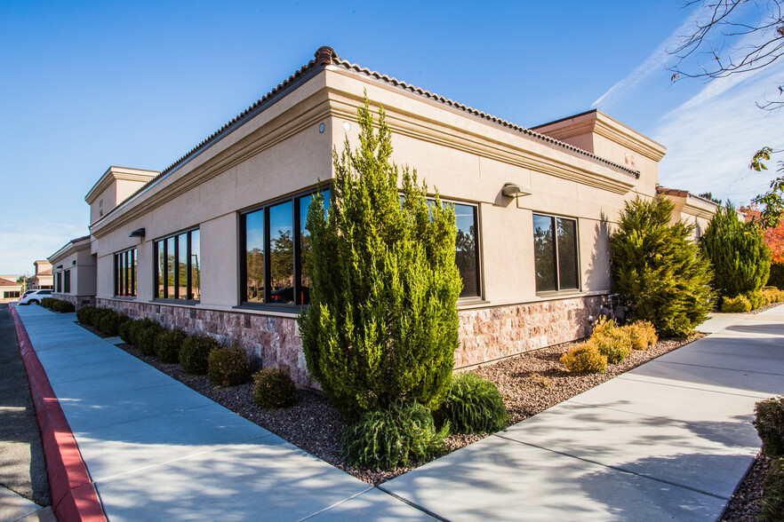 1607 E Windmill Ln, Las Vegas, NV for lease - Building Photo - Image 1 of 17