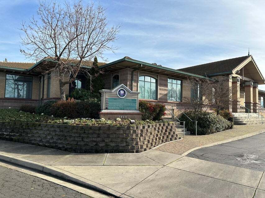 3860 Crater Lake Ave, Medford, OR for lease Building Photo- Image 1 of 17