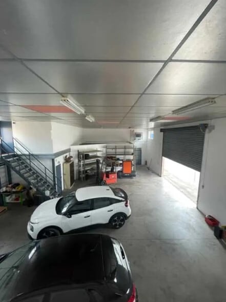 Office in Toussieu for lease - Interior Photo - Image 3 of 12