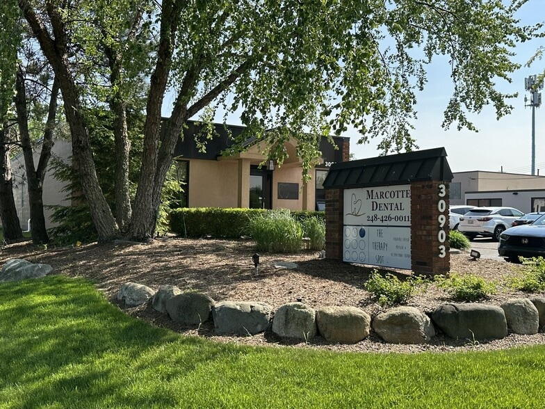 30903 W 10 Mile Rd, Farmington Hills, MI for lease - Building Photo - Image 3 of 7
