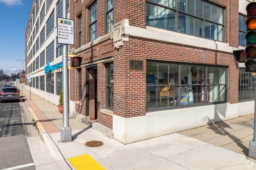 201 N Main St, Fort Atkinson, WI for lease - Building Photo - Image 3 of 5