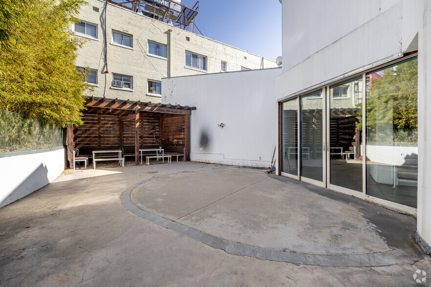 8240 W Sunset Blvd, West Hollywood, CA for lease - Interior Photo - Image 3 of 8