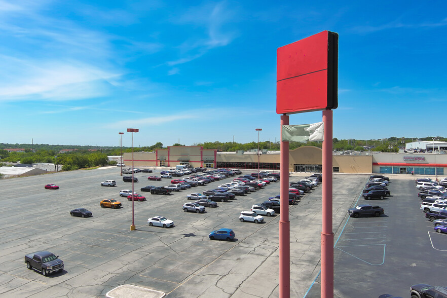 5776 Stemmons Dr, San Antonio, TX for lease - Building Photo - Image 2 of 6