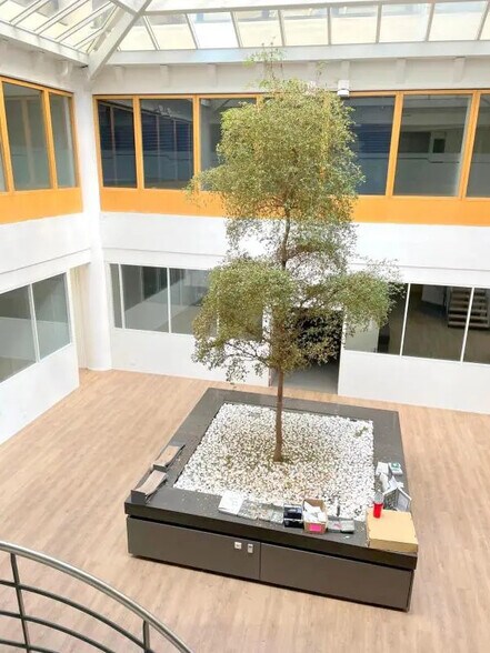 Flex in Le Pecq for lease - Building Photo - Image 3 of 9