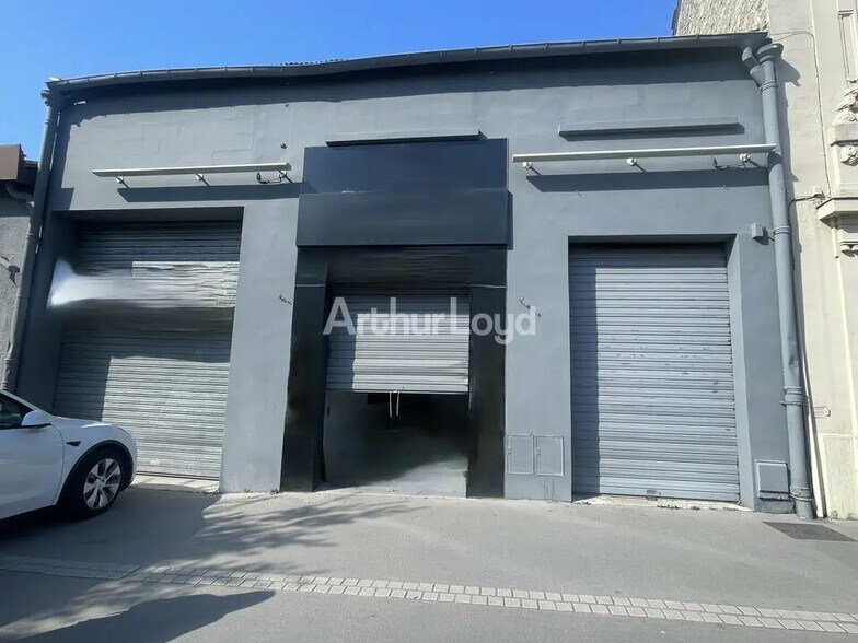 Retail in Reims for lease - Building Photo - Image 1 of 7