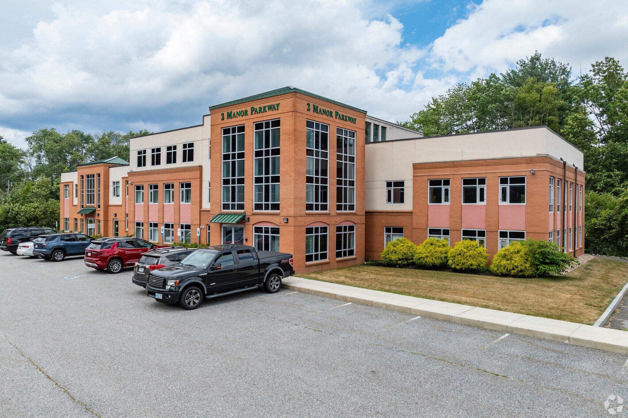 2 Manor Pky, Salem, NH for lease Primary Photo- Image 1 of 6