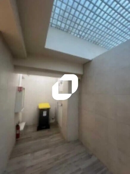 Retail in Paris for lease - Interior Photo - Image 3 of 5