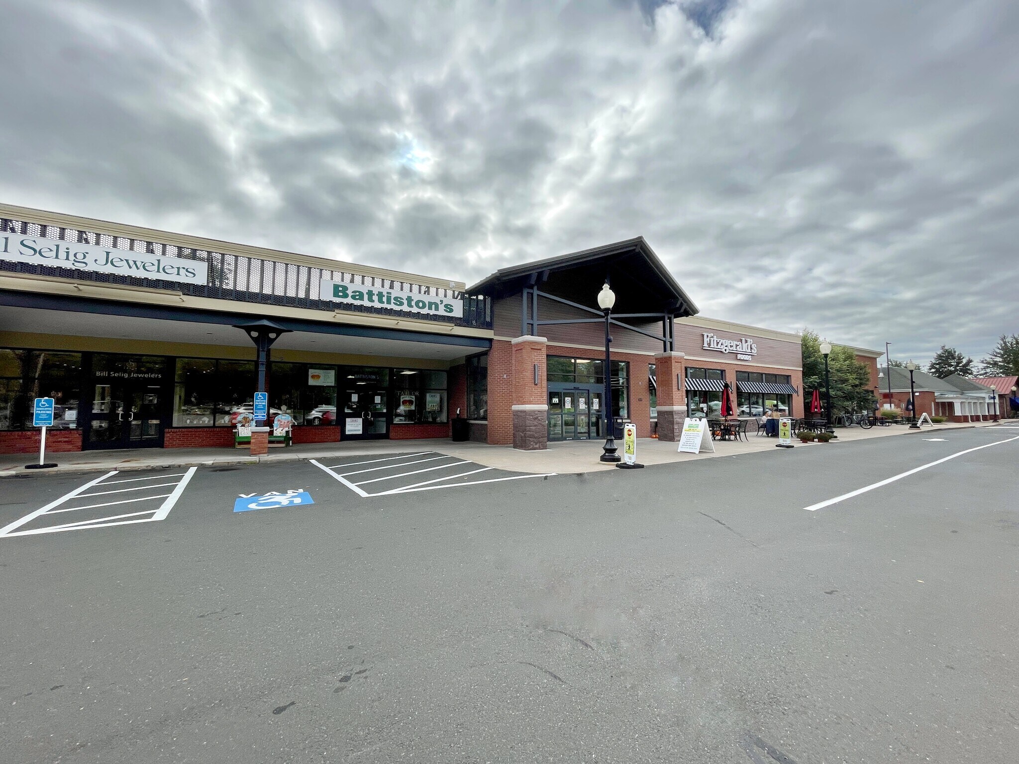 700720 Hopmeadow St, Simsbury, CT 06070 Drake Hill Mall