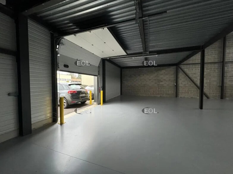 Flex in Marcoussis for lease - Interior Photo - Image 3 of 6