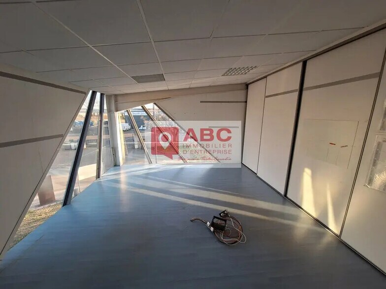 Flex in SAINT-ANDRÉ-DE-SANGONIS for lease - Interior Photo - Image 3 of 7