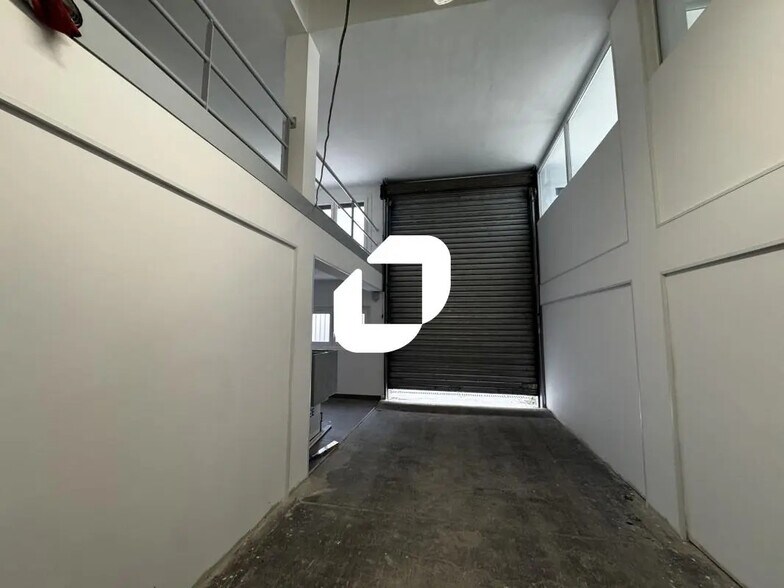 Flex in Grenoble for lease - Interior Photo - Image 2 of 10