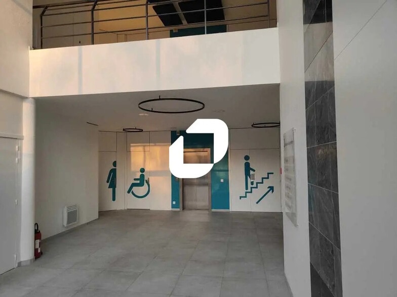 Flex in Gennevilliers for lease - Building Photo - Image 3 of 11