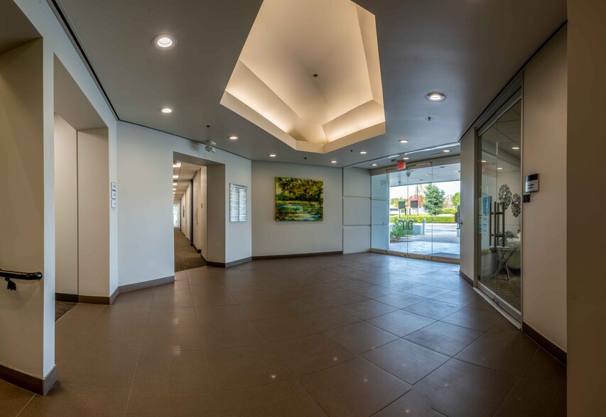 40 W Cochran St, Simi Valley, CA for lease - Lobby - Image 3 of 4