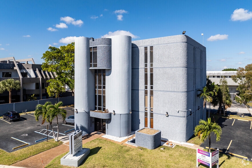 2161 E Commercial Blvd, Fort Lauderdale, FL for lease - Building Photo - Image 1 of 12