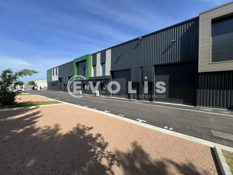 Office in VILLETTE-D'ANTHON for lease - Building Photo - Image 2 of 15