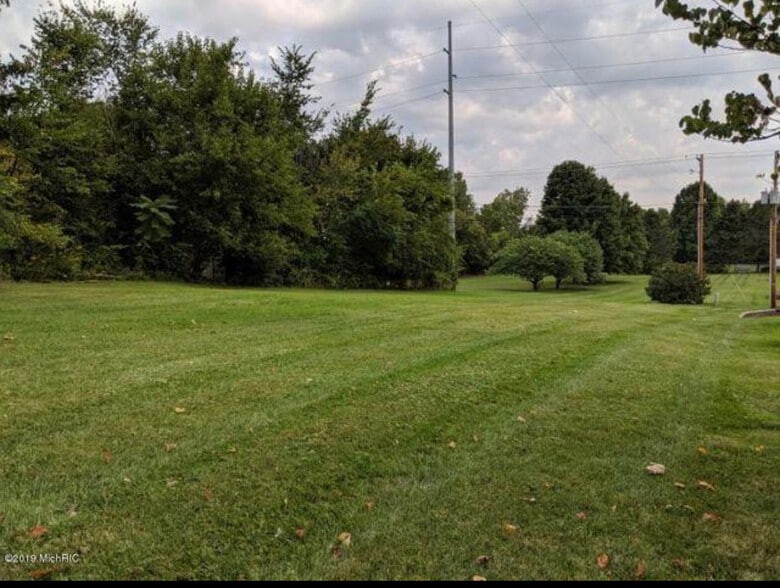 1025 E Front St, Buchanan, MI for sale - Building Photo - Image 2 of 5