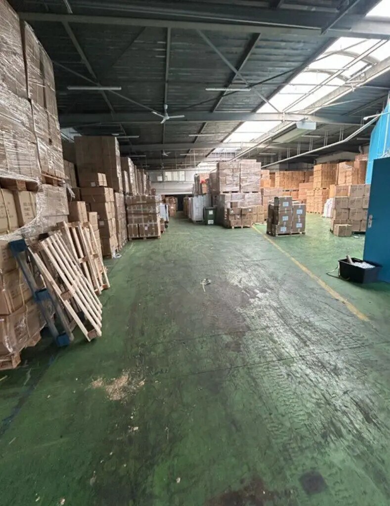 Location Entrepôt 871 m² - Photo 1