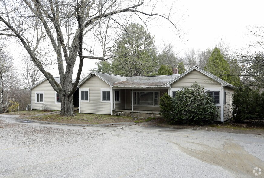 213 W River Rd, Hooksett, NH 03106