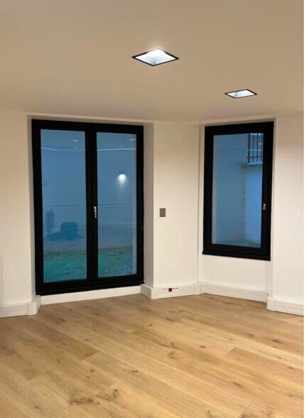 Retail in Paris for lease - Interior Photo - Image 1 of 4