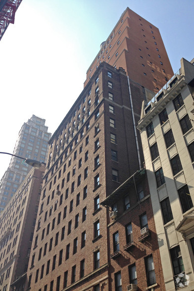 30 E 60th St, New York, NY for lease - Building Photo - Image 1 of 8