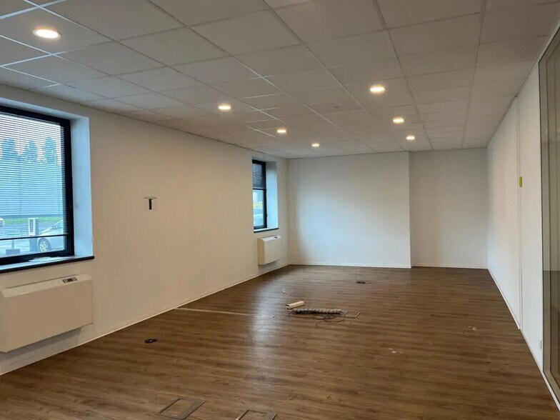 16 Rue De L'Equerre, SAINT-OUEN-L'AUMONE for lease - Interior Photo - Image 3 of 17