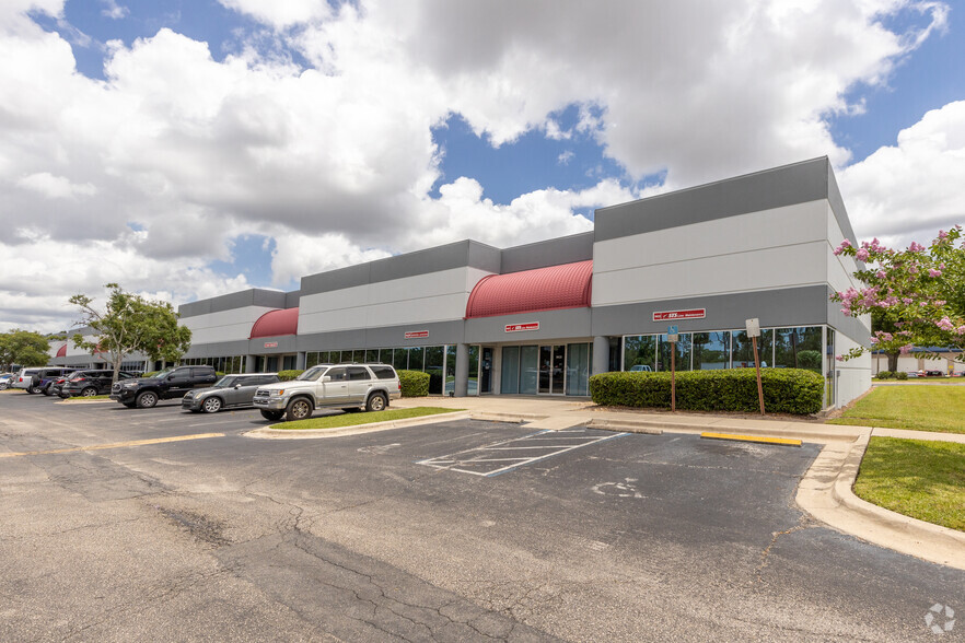 9391-9640 Tradeport Dr, Orlando, FL for lease - Building Photo - Image 2 of 4