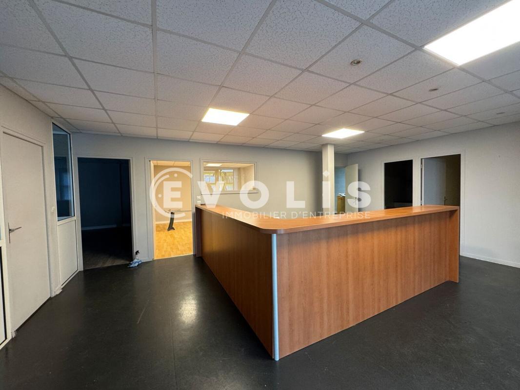 Office in Dury for lease Interior Photo- Image 1 of 4