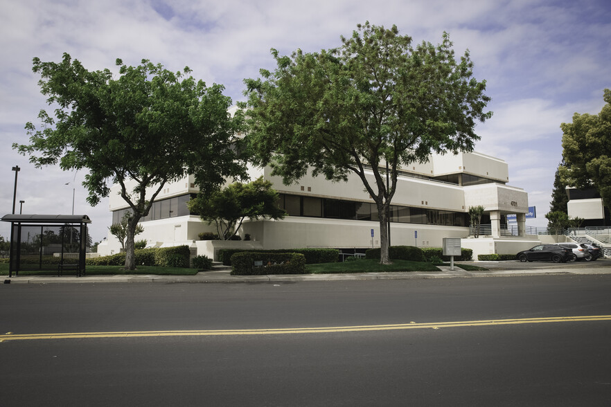 4701 Sisk Rd, Modesto, CA for lease - Building Photo - Image 1 of 8