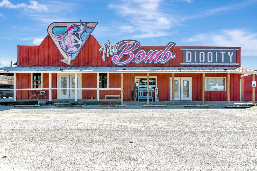 321 Kolle Road, Inez, TX for sale - Primary Photo - Image 1 of 33