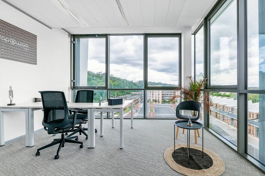 2 Parvis Colonel Arnaud Beltrame, Versailles for lease - Interior Photo - Image 2 of 10