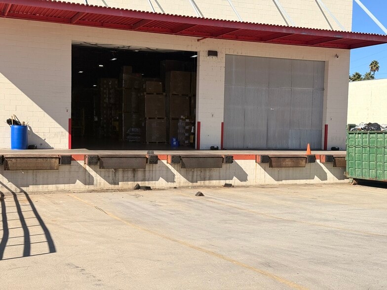 8100 Deering Ave, Canoga Park, CA for lease - Building Photo - Image 2 of 7