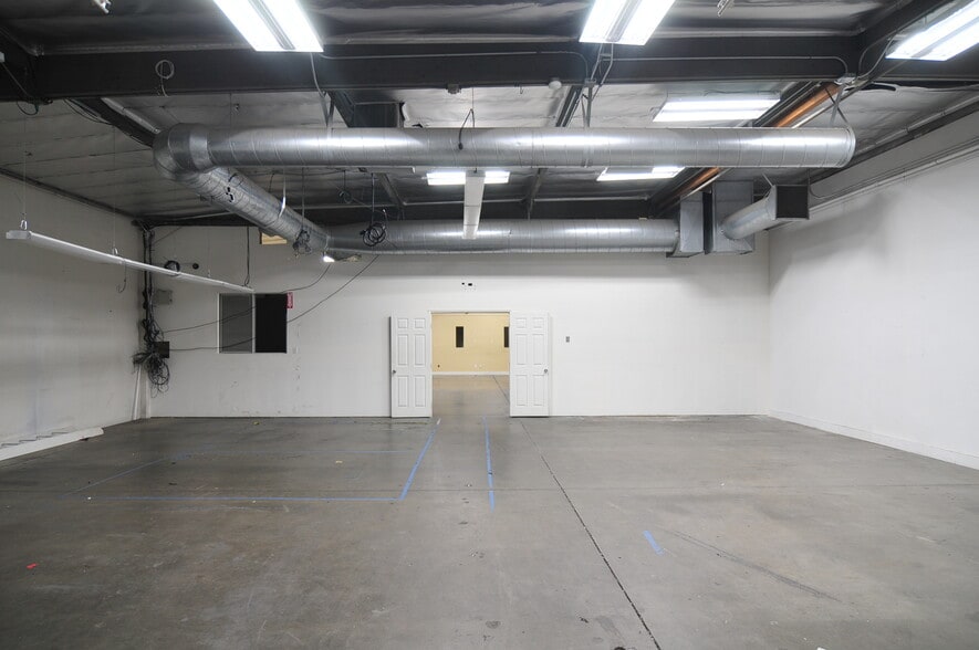 9701-9729 Lurline Ave, Chatsworth, CA for lease - Building Photo - Image 3 of 6