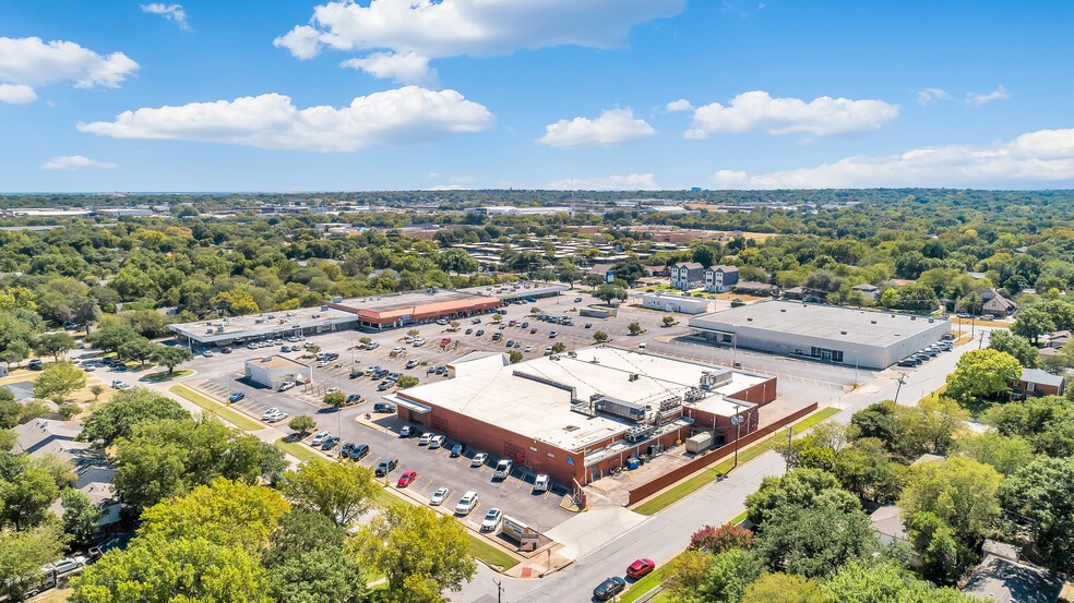 3511-3563 S Hills Ave, Fort Worth, TX for lease - Building Photo - Image 1 of 10