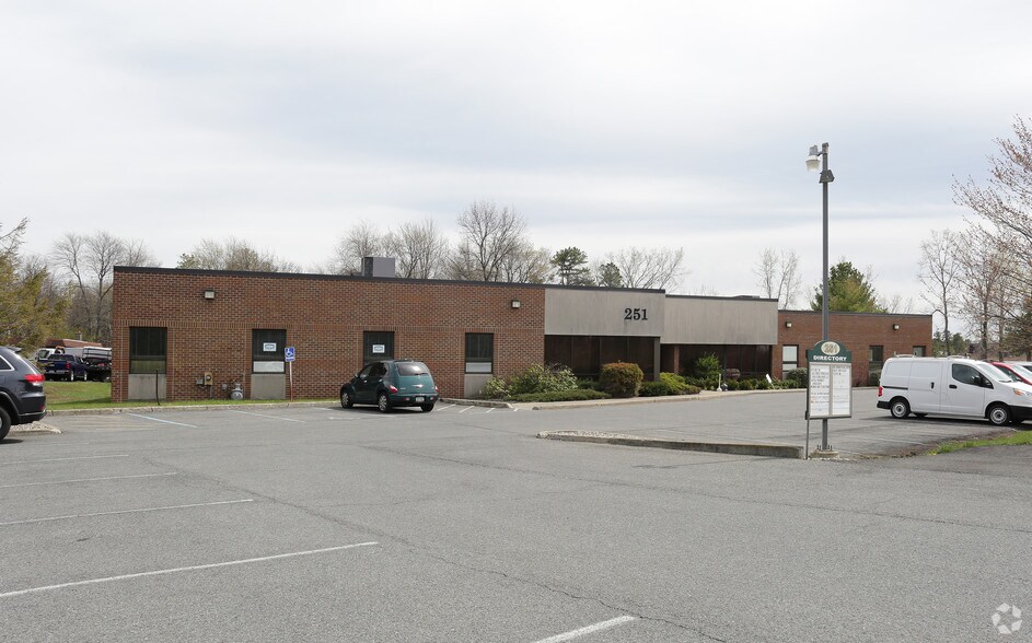 251 New Karner Rd, Colonie, NY for sale - Primary Photo - Image 1 of 6