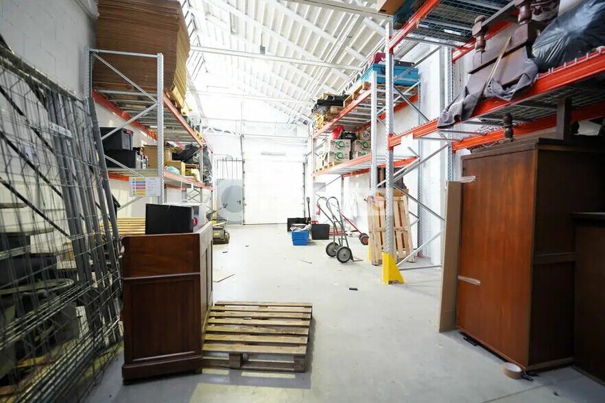 Flex in Vénissieux for lease - Interior Photo - Image 2 of 7