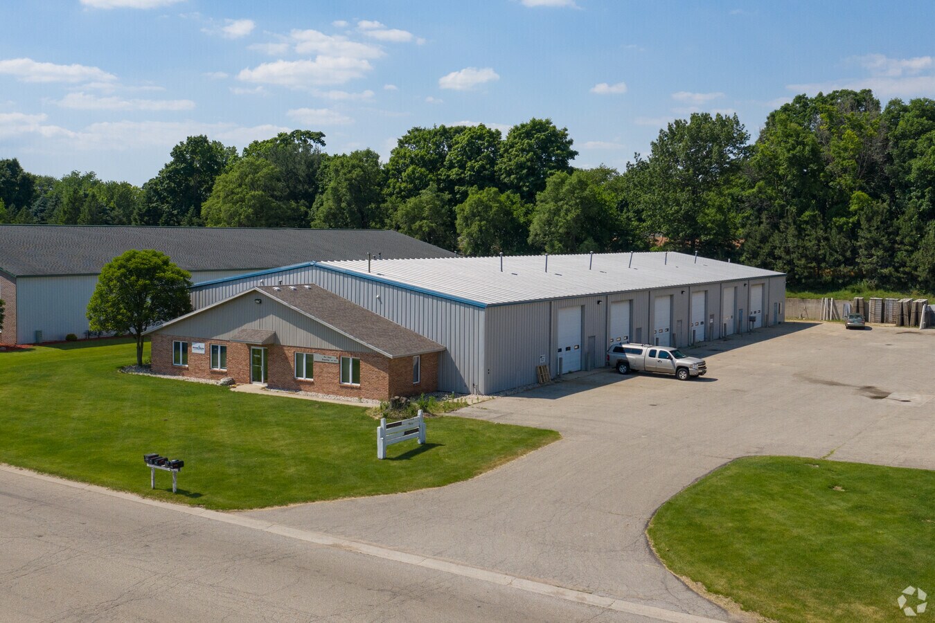 2111 Pine Ridge Dr, Jenison, MI 49428