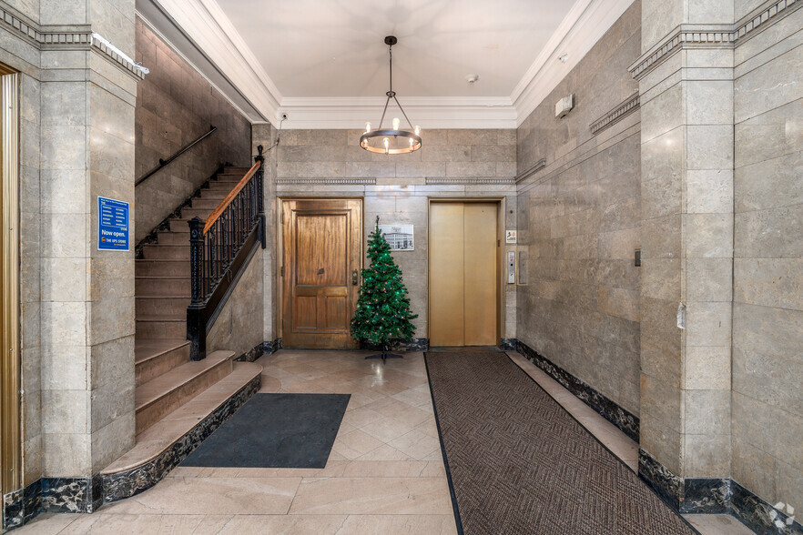 220 Herald Pl, Syracuse, NY for sale - Lobby - Image 3 of 24