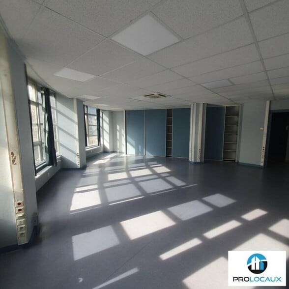 Office in Grenoble for lease - Interior Photo - Image 2 of 9