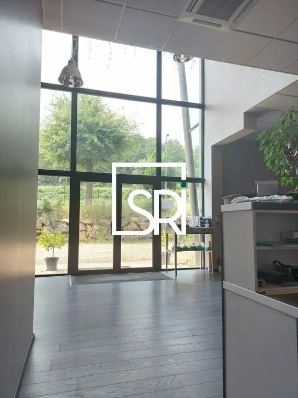 Flex in Coudes for lease Building Photo- Image 1 of 13