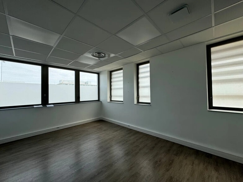 Office in Reims for lease - Interior Photo - Image 2 of 6