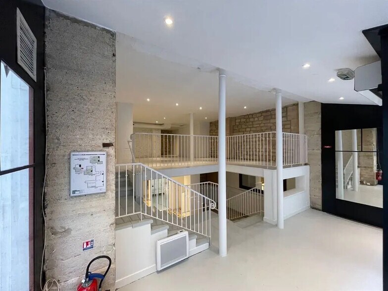 Retail in Paris for lease - Building Photo - Image 2 of 5