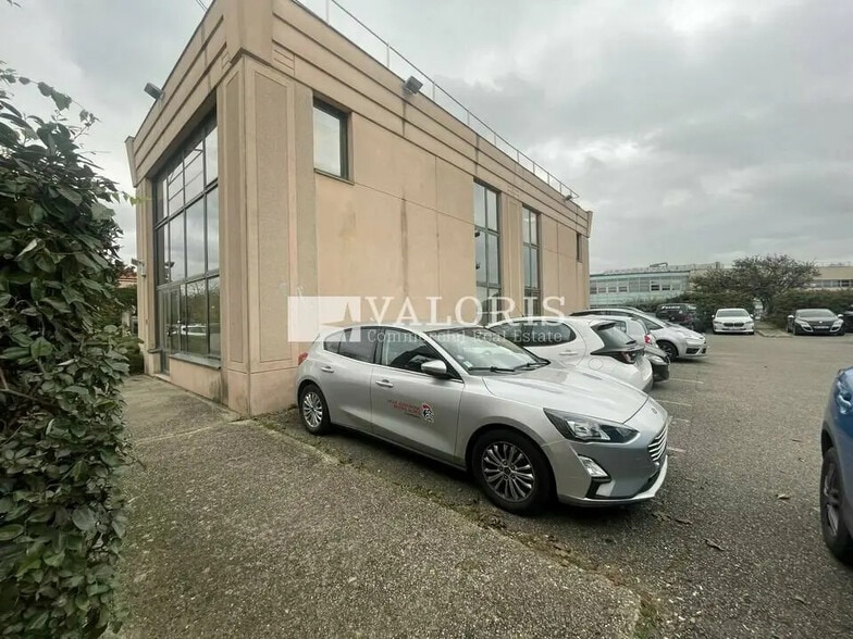 Office in Bron for lease - Building Photo - Image 3 of 4