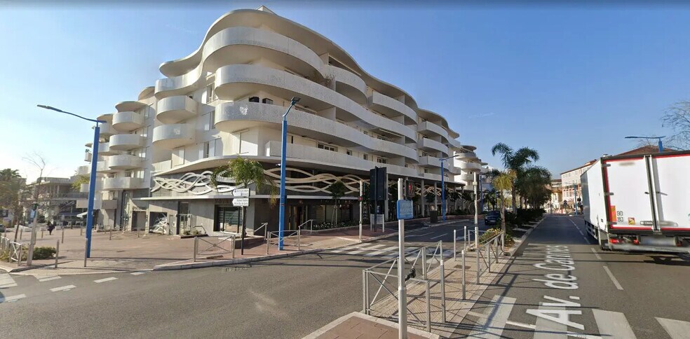 Retail in Mandelieu-la-Napoule for lease - Building Photo - Image 2 of 3