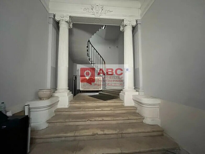 Office in Montpellier for lease - Building Photo - Image 3 of 9