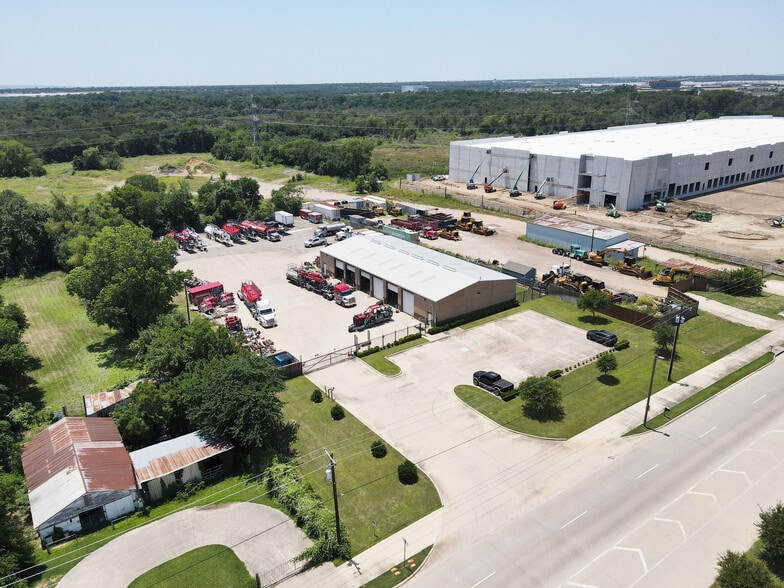 2535 W Hunter Ferrell Rd, Grand Prairie, TX for lease - Building Photo - Image 2 of 10