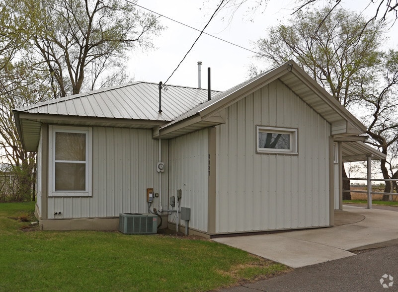8927 Main Ave, Clear Lake, MN for lease - Building Photo - Image 3 of 37